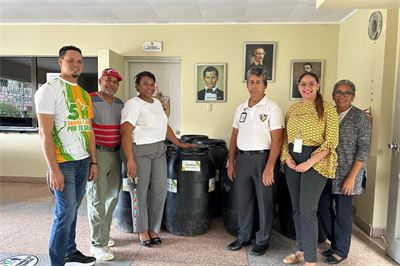 Donación de 10 tanques para desechos sólidos al Instituto Politécnico Nuestra Señora de las Mercedes