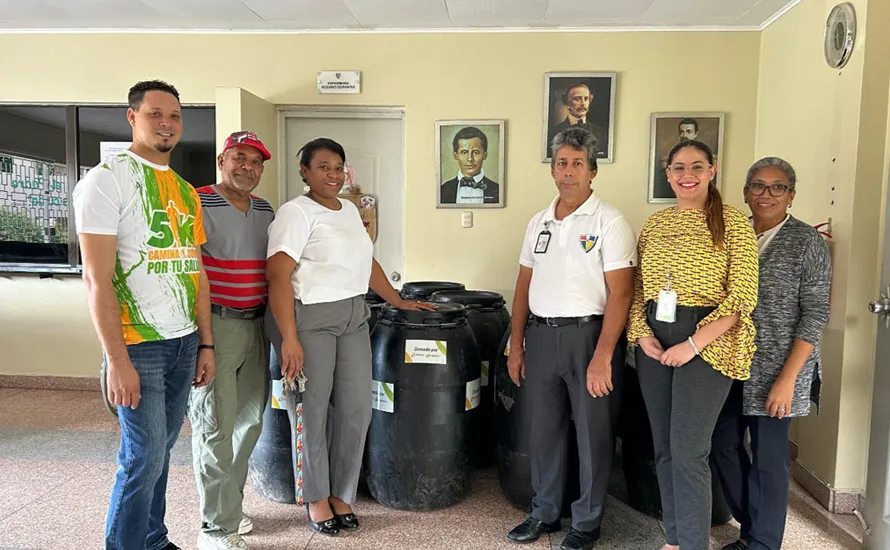 FUTUSOL Dona Tanques para Desechos Sólidos al Instituto Politécnico Nuestra Señora de las Mercedes